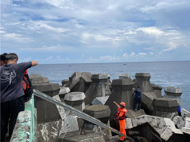 垦丁后壁湖今天中午传出潜水意外，消防人员及海巡赶往救援。（屏东县消防局提供／罗琦文屏东传真）