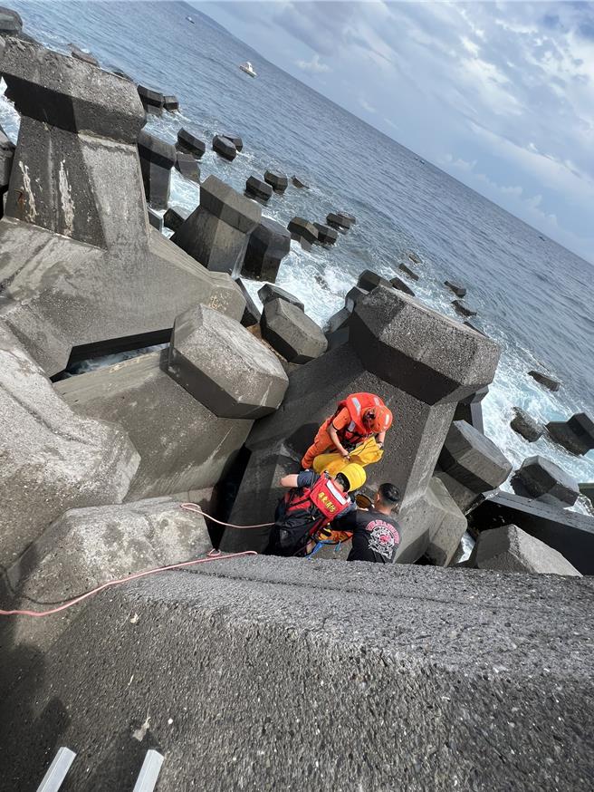 有潜水客卡在后壁湖核三厂出水口消波块，消防人员赶往抢救。（屏东县消防局提供／罗琦文屏东传真）