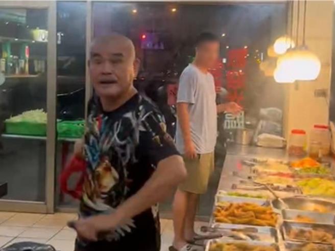 本名陈清达，常在本土剧演黑道老大的艺人「黑支」，14日凌晨酒后闯入彰化市1家便当店，拿椅子砸伤1名吴姓男子。（民眾提供／孙英哲彰化传真）