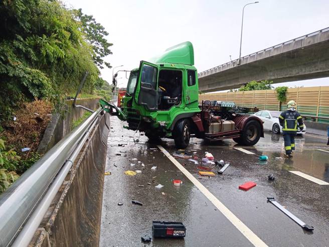 聯結車自撞後，駕駛噴出車外掉落水溝，所幸送醫無生命危險。（黃仲瑜翻攝）