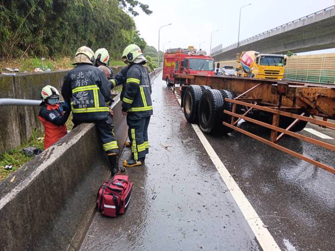 聯結車自撞後，駕駛噴出車外掉落水溝，所幸送醫無生命危險。（黃仲瑜翻攝）