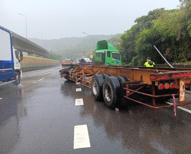 聯結車自撞後，駕駛噴出車外掉落水溝，所幸送醫無生命危險。（黃仲瑜翻攝）