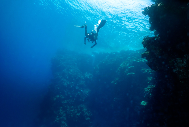 一名網友表示，他鬼月和女性朋友去墾丁潛水，不料朋友剛下水就抽筋，腿上還出現一道明顯的紅手印。（示意圖：shutterstock／達志）