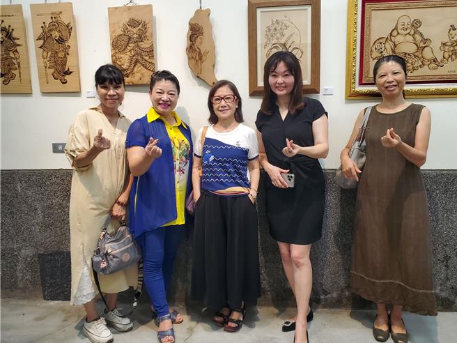 林滋瑛（右三）、廖淑芬（右二）、林春華（左二）、顏麗梅（左一）、高幸里（右一）烙畫藝術三代同堂聯展14日起在西螺延平老街文化館展出及義賣。（周麗蘭攝）