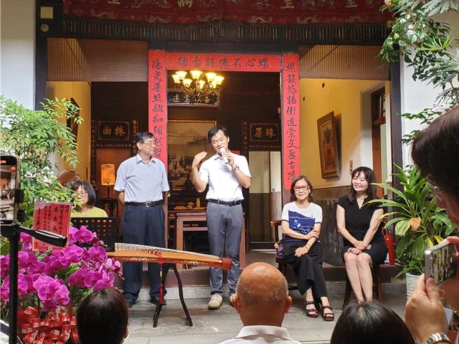 林滋瑛、廖淑芬、林春華、顏麗梅、高幸里烙畫藝術三代同堂聯展14日起在西螺延平老街文化館展出及義賣，14日舉行開幕茶會。（周麗蘭攝）