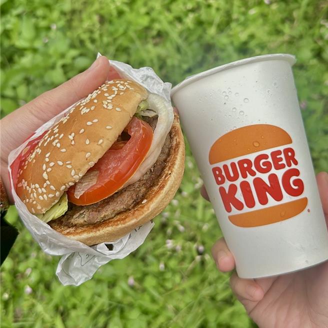 汉堡王优惠券推「1＋1 $69超值自由配」，5款汉堡、2款点心搭配餐只要69元。（汉堡王提供／朱世凯台北传真）