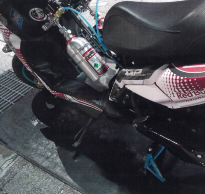 林姓骑士昨晚在桃园监理站附近再度被桃园分局拦获稽查检测，噪音分贝已经合格，排气管及NOS配备已经拆除改善。（图 / 警方提供）