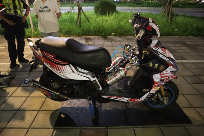 林男机车。（图 / 警方提供）