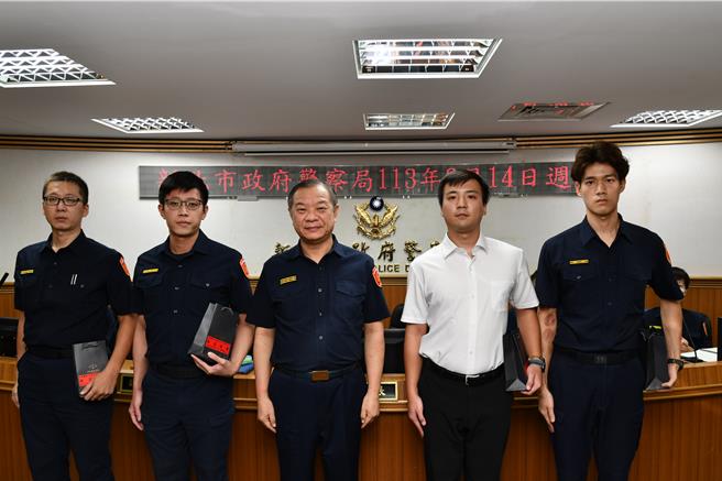 警察局長廖訓誠（圖中）表揚林口分局林口所所長李豐祺（左一）錄取警大犯罪防治研究所博士班、保安科警務正洪澤宇（左二）錄取警大警察政策研究所碩士班、人事室科員許立府（右二）錄取警大交通管理研究所碩士班、三重分局警務員劉議中（右一）錄取警大警察政策研究所碩士班。（新北市警局提供）