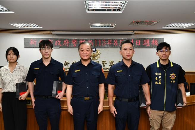 警察局長廖訓誠（圖中）表揚金山分局人事助理員周容徽（左一）錄取警大外事警察研究所碩士班、瑞芳分局貢寮所所長劉元瀚（左二）錄取警大刑事警察研究所碩士班、三重分局重陽所所長陳協村（右二）錄取警大國境警察研究所碩士班、刑事鑑識中心巡官蔡東勳（右一）錄取警大鑑識科學研究所碩士班。（新北市警局提供）