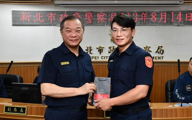 警察局長廖訓誠（圖左）表揚板橋分局督察組巡官周錫安（圖右）錄取司法官特考。（新北市警局提供）