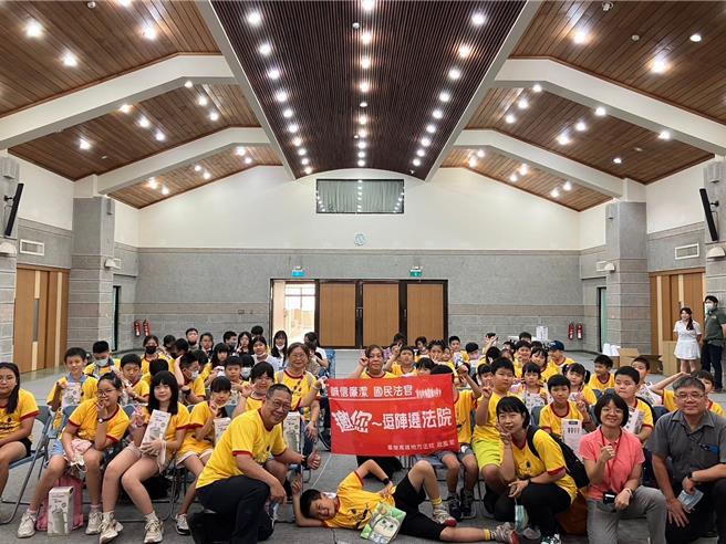 高雄地方法院14日举办主题为「诚信、廉洁 国民法官 邀您一起绕法院」宣导活动。（翻摄照片／郭良杰高雄传真）