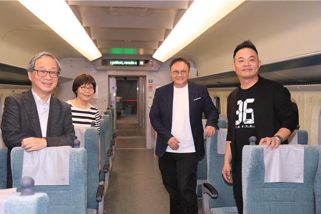 台灣首座高鐵車廂攝影棚14日開箱，台中市副市長鄭照新、文化部長李遠、影視及流行音樂產業局長王淑芳親，和「96分鐘」監製鄒介中親自開箱。（馮惠宜攝）