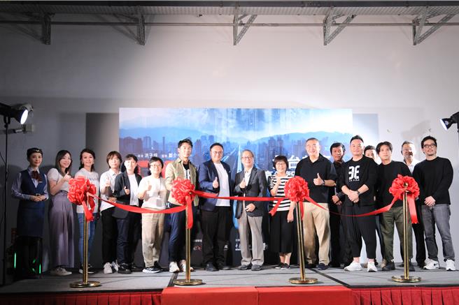 台灣首座高鐵車廂攝影棚14日開箱，台中市副市長鄭照新、文化部長李遠、影視及流行音樂產業局長王淑芳親，和「96分鐘」監製鄒介中親自開箱。（馮惠宜攝）