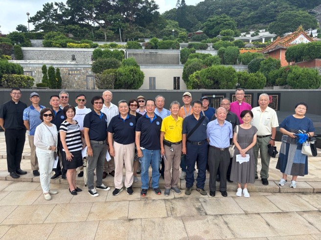 因感念吴舜文校长努力办学的付出与贡献，圣约翰科技大学董事会董事、相关主管及校友总会校友前往金宝山吴舜文校长墓园举办追思会。(照片/圣约翰科技大学提供)