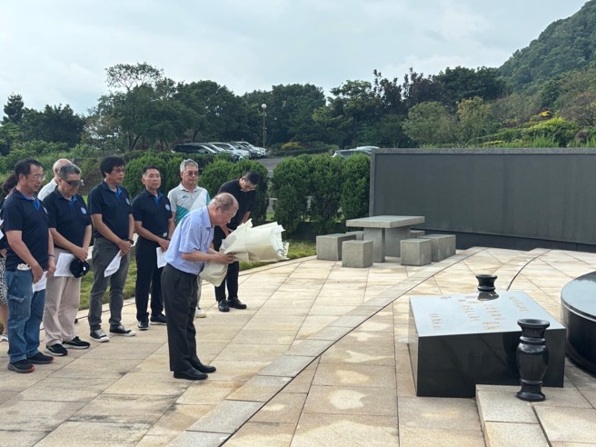 廖文彬董事代表董事会及新埔工专第一届校友向吴舜文校长之墓献花致意。(照片/圣约翰科技大学提供)