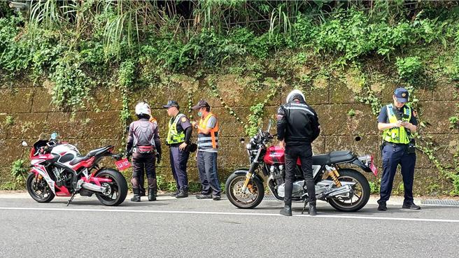 每逢假日北宜公路及106市道常涌入出游车辆，新店警分局除夜间加强拦查以外，并不定时、不定点配合环境保护局、监理站联合稽查改装及噪音车辆。（新店警分局提供）