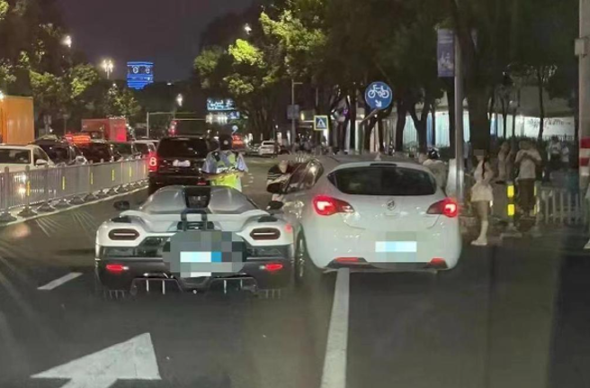 大陸浙江省寧波市日前發生一起超跑被擦撞，網路瘋傳女駕駛恐噴百萬元的維修費，對此，超跑車主也現身闢謠。（圖／翻攝自微博）