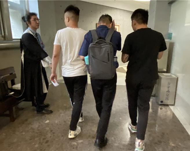 中市2021年底「玛莎拉蒂案」，张敦量、李韦霖（右一）及陈劲豪（右三）3人因行车纠纷，痛殴宋姓男大生成伤。张部分已定谳；李、张部分，台中高分院更一审14日开庭，法官询问和解意愿，李、张的辩护律师认为，根据近期医疗鑑定宋恢復良好，将于民庭声请调解。（陈淑芬摄）