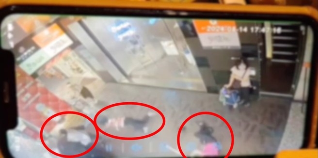 北市傍晚轎車衝撞人行道，導致行人被撞飛，釀1死2傷，現場監視器畫面曝光。（黃仲瑜翻攝）