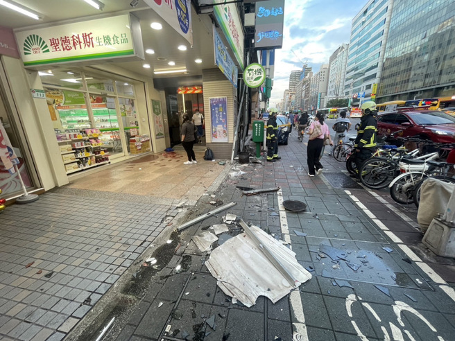 北市傍晚轎車衝撞人行道，導致行人被撞飛，釀1死2傷。（黃仲瑜翻攝）