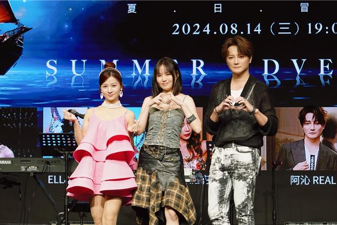 阿沁（右）14日出席FIF打歌舞台「夏日冒險Summer Adventure」彩排活動。（FIF打歌舞台提供）