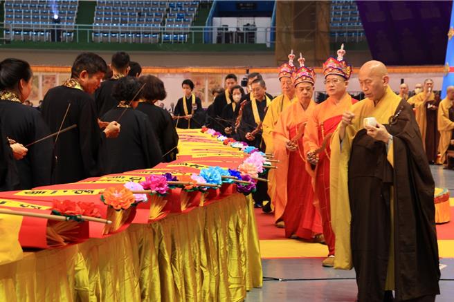 靈鷲山水陸法會14日下午舉行送聖圓滿佛事。（靈鷲山提供）