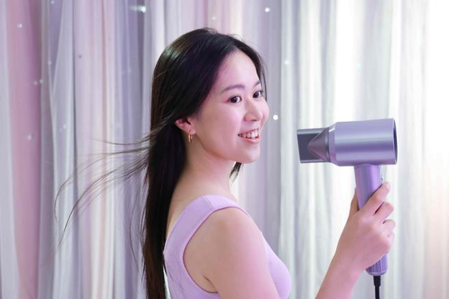 台湾品牌DIKE发表新一代吹风机产品「DIKE 等离子护髮吹风机」，预购价2390元起。（双全国际提供／古明弘台北传真）