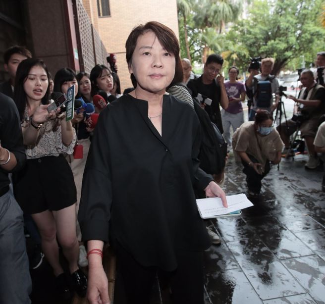 民眾黨主席柯文哲政治獻金申報不實遭檢調搜索，時任競辦總幹事黃珊珊今14日在黨中央委員會上請辭黨職，辭去黨中央委員職務，但不影響不分區立委身分，下午前往地檢署遞狀提告端木正。（陳君瑋攝）