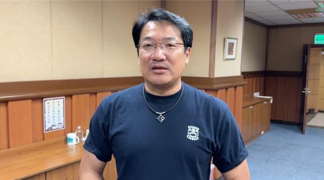 罢梁第二阶段连署，基隆市选委会指出，先前寄出的1441份查询单，仅5份不合格。图为选委会总干事张渊翔。（翻摄画面／徐佑升基隆传真）