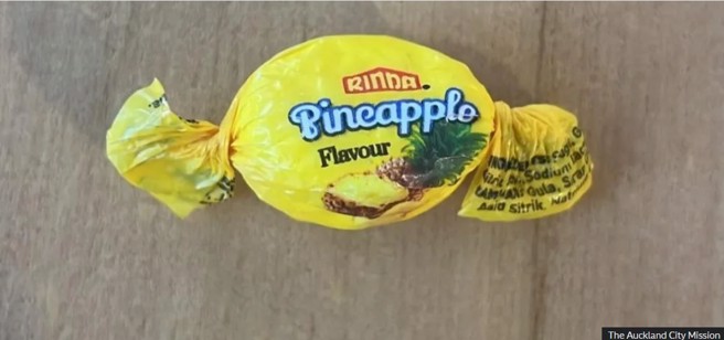 纽西兰的慈善机构被捐助这个模样的凤梨糖果，结果里面是冰毒。(图/The Auckland City Mission)