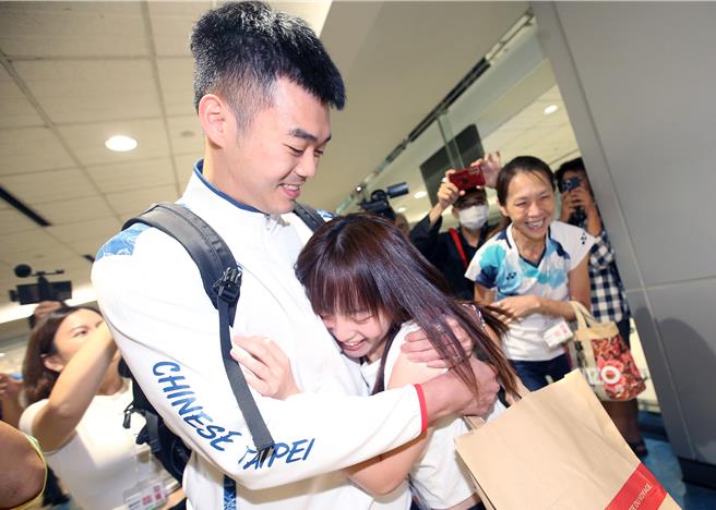 有媒體報導指稱日前奧運羽球金牌選手王齊麟歸國時，女友陳詩媛進入桃機管制區內接機，是航警局違反《民航機場管制區進出作業規定》，航警局於14日晚間發表聲明表示，陳詩媛進入管制區內接機是依教育部來函核准，並發放臨時通行證，並無違反任何規定，也無爭議。（資料畫面／范揚光攝）