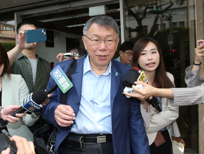 民眾党主席柯文哲（中 ）目前身陷竞选献金假帐风暴。（中时资料照）