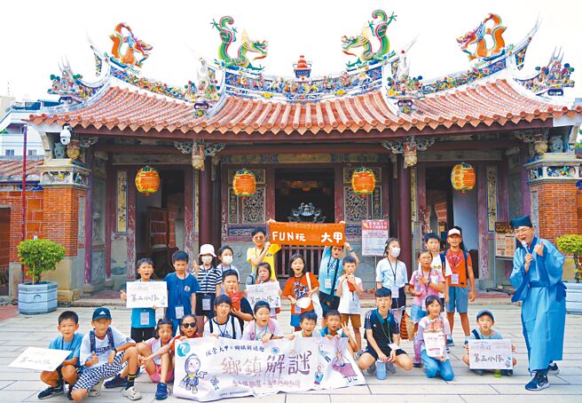 鄉鎮解謎前往文昌祠進行導覽解說及闖關活動。圖／杜淑諭提供
