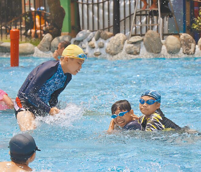 極端氣候影響食物價格、進一步推升通膨。綠色和平認為，台灣應提供補償緩解；圖為各地高溫炎熱，民眾帶著小孩玩水消暑。（實習攝影記者徐翊呈攝）