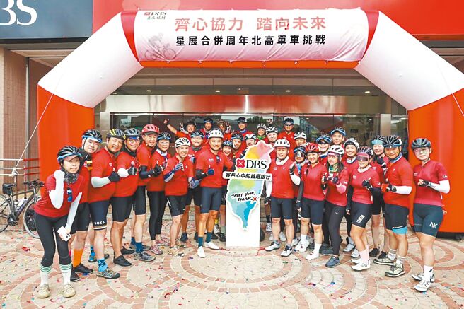 星展去年8月完成整併花旗消金業務後，成為全台最大外銀，星展台灣總經理黃思翰率自行車隊親赴高雄分行，慶祝整併屆滿周年。（星展提供／黃琮淵台北傳真）