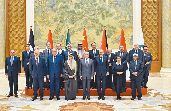 大陆外交部长王毅13日在《人民日报》发表署名文章指出，大陆发展进入战略机遇和风险挑战并存、不确定难预料因素增多时期。图为2023年11月，王毅会见阿拉伯、伊斯兰国家外长联合代表团。（新华社）