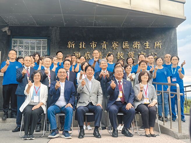 赖清德总统（前排中）、新北市长侯友宜（前排左二）、新北市卫生局长陈润秋（前排左一）13日视察新北市贡寮区卫生所。（柯毓庭摄）