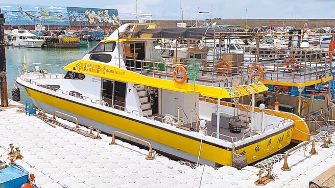 台東縣成功鎮長謝淑貞提出觀光政策「藍色公路」，新闢新港－綠島航線，幾經波折，終於拍板定案，將於9月4日開航，搭配賞鯨體驗，航程90分鐘。（蕭嘉蕙攝）