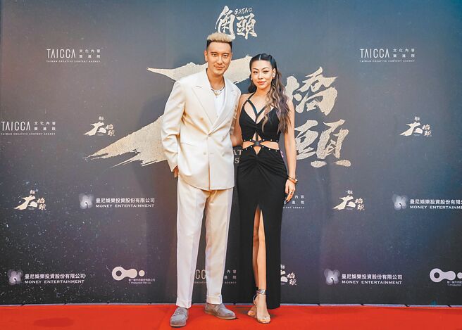 王陽明（左）13日出席電影首映，辣妻蔡詩芸陪同登場。（曼尼娛樂提供）