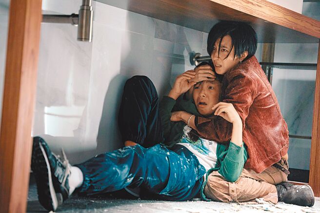 桂纶镁（右）与童星杨明伟在片中上演绝命逃亡。（采昌提供）