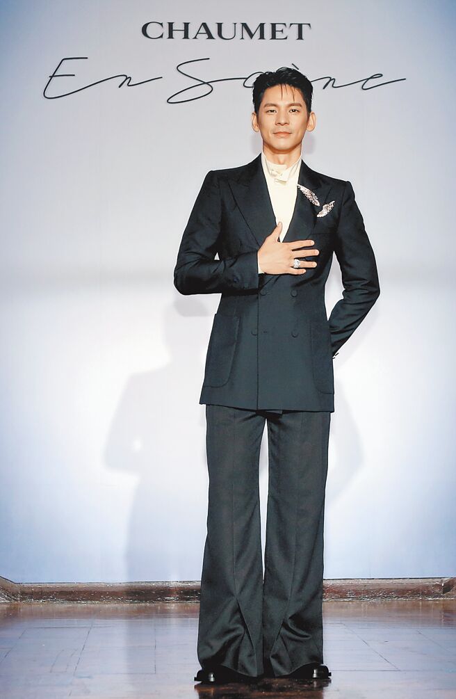 林柏宏出席CHAUMET珠宝展，发挥创意，将冠冕上的一对羽毛翅膀拆成胸针戴在胸前，别具巧思。（范扬光摄）