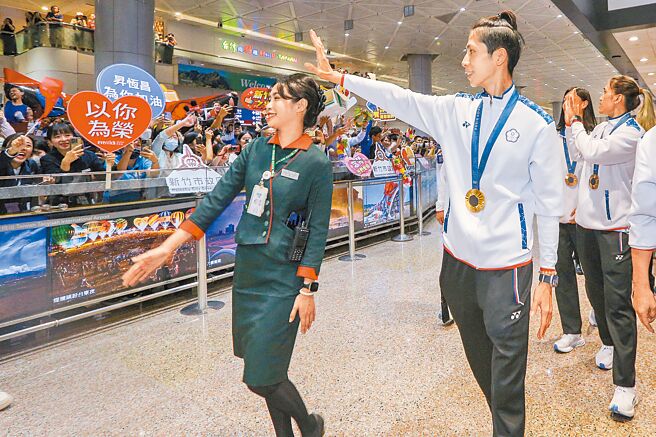巴黎奧運拳擊金牌林郁婷（前右）13日回到台灣，親切的向前來接機的粉絲揮手致意。（陳麒全攝）