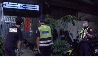 汪星人馬路上四處徘徊 男大生超憂心！幸遇暖警救援助返家