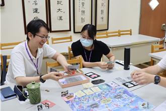 中山大学出版阴庙桌游 「眾庙之门」转译高雄民间信仰