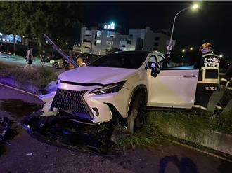 台中Lexus休旅車自撞分隔島  男駕駛重創昏迷車頭全毀