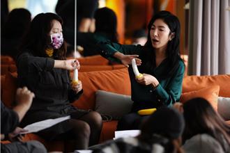 杨谨华找性治疗师吸经验　「香蕉变生殖器」双手紧握超羞