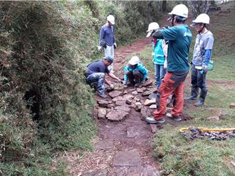 37名志工就地取材 以人力修筑玉山塔塔加麟趾山步道