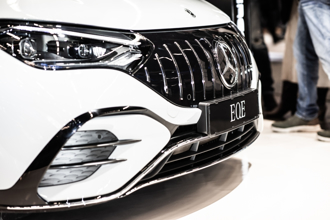 賓士電動車起火燒毀140輛車 車主嚇到求售！韓二手車市慘況曝