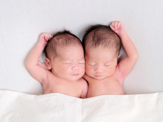 爸爸姓「雞」雙胞胎難取名！路過醫師提議太有才 夫妻倆秒同意